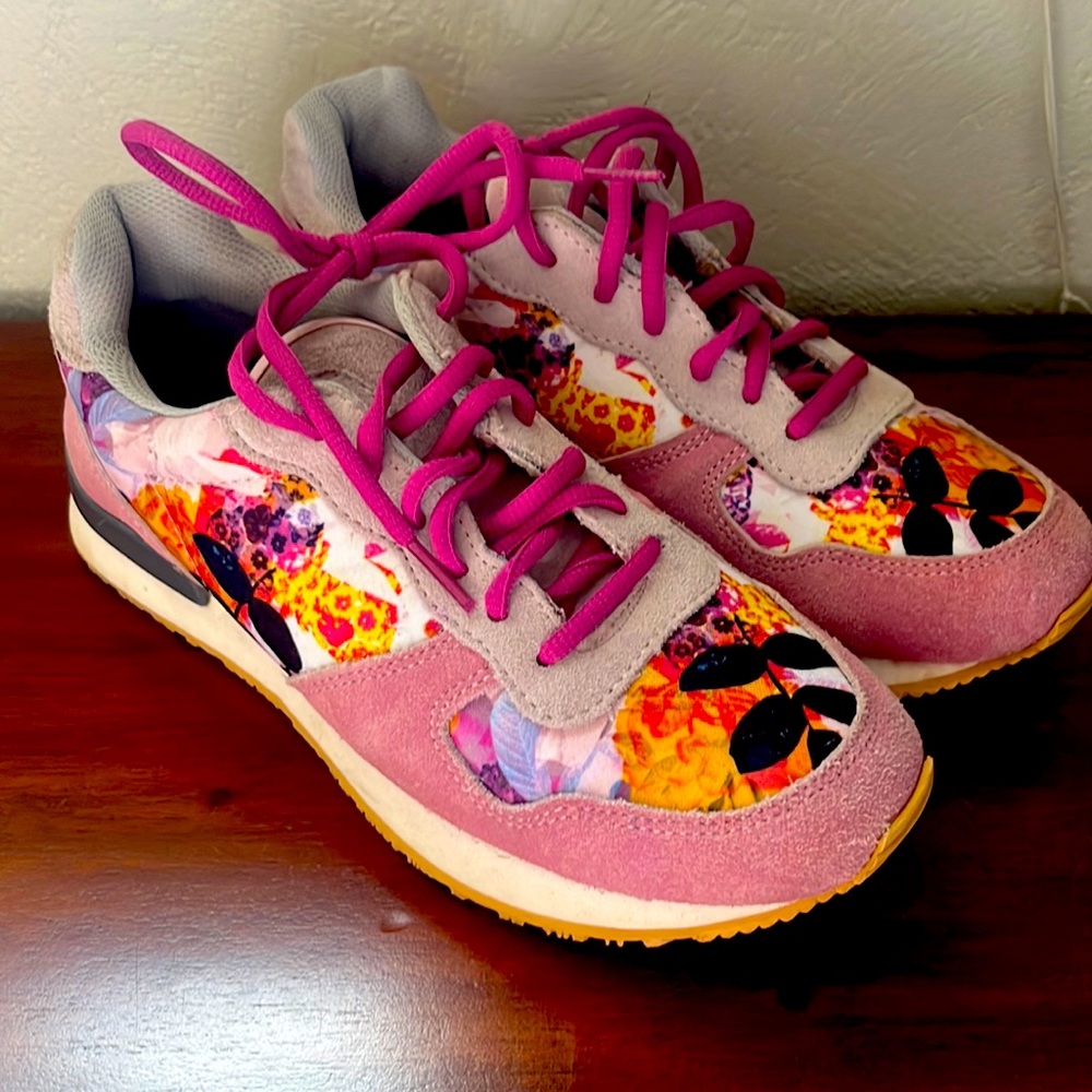 Inkas tennis shoe, worn 2 times. Size 8